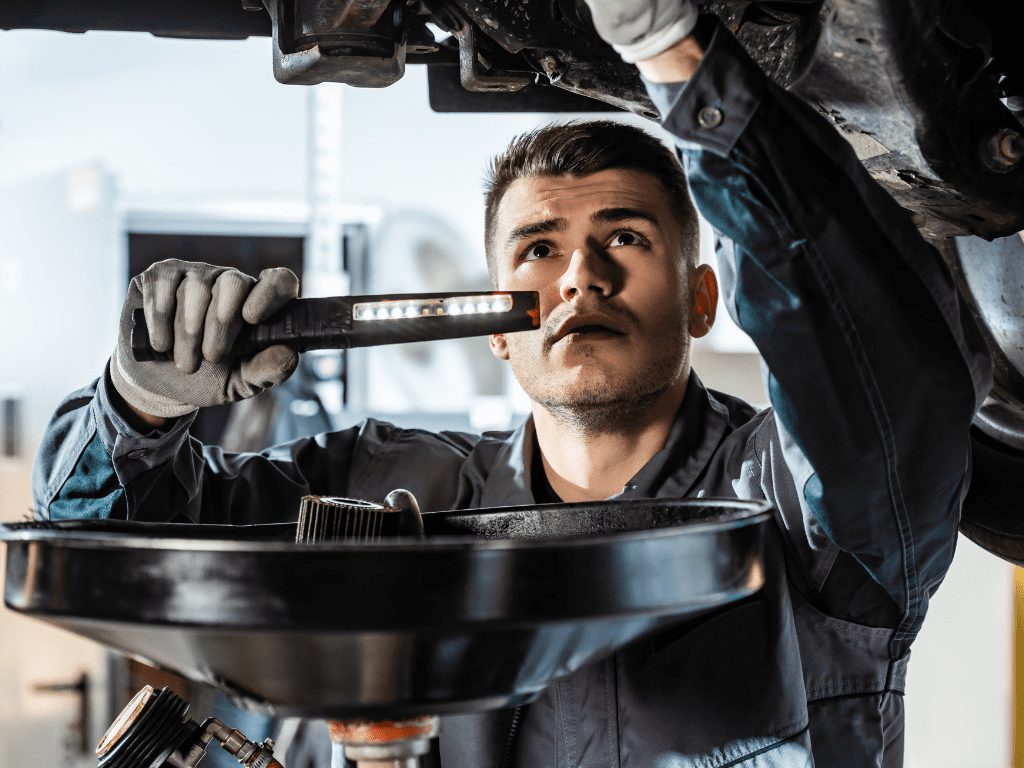 How to Prevent and Fix an Oil Leak in Your Vehicle 6 Limpador de tanque de diesel