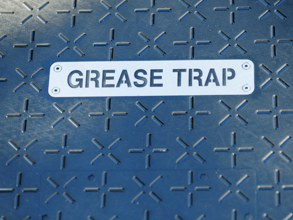 10 Must Knows for Kitchen Grease Trap Maintenance 6 czyszczenie wycieków oleju